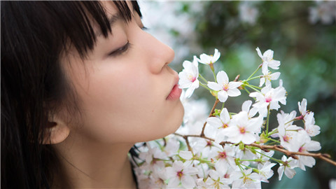 女生同意你追她的表现，谈恋爱之前必懂的情感暗示