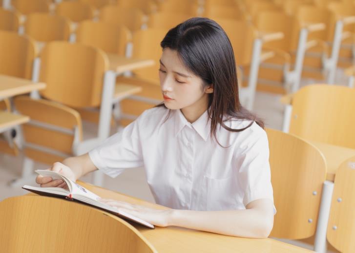 追女孩子聊天怎么开头